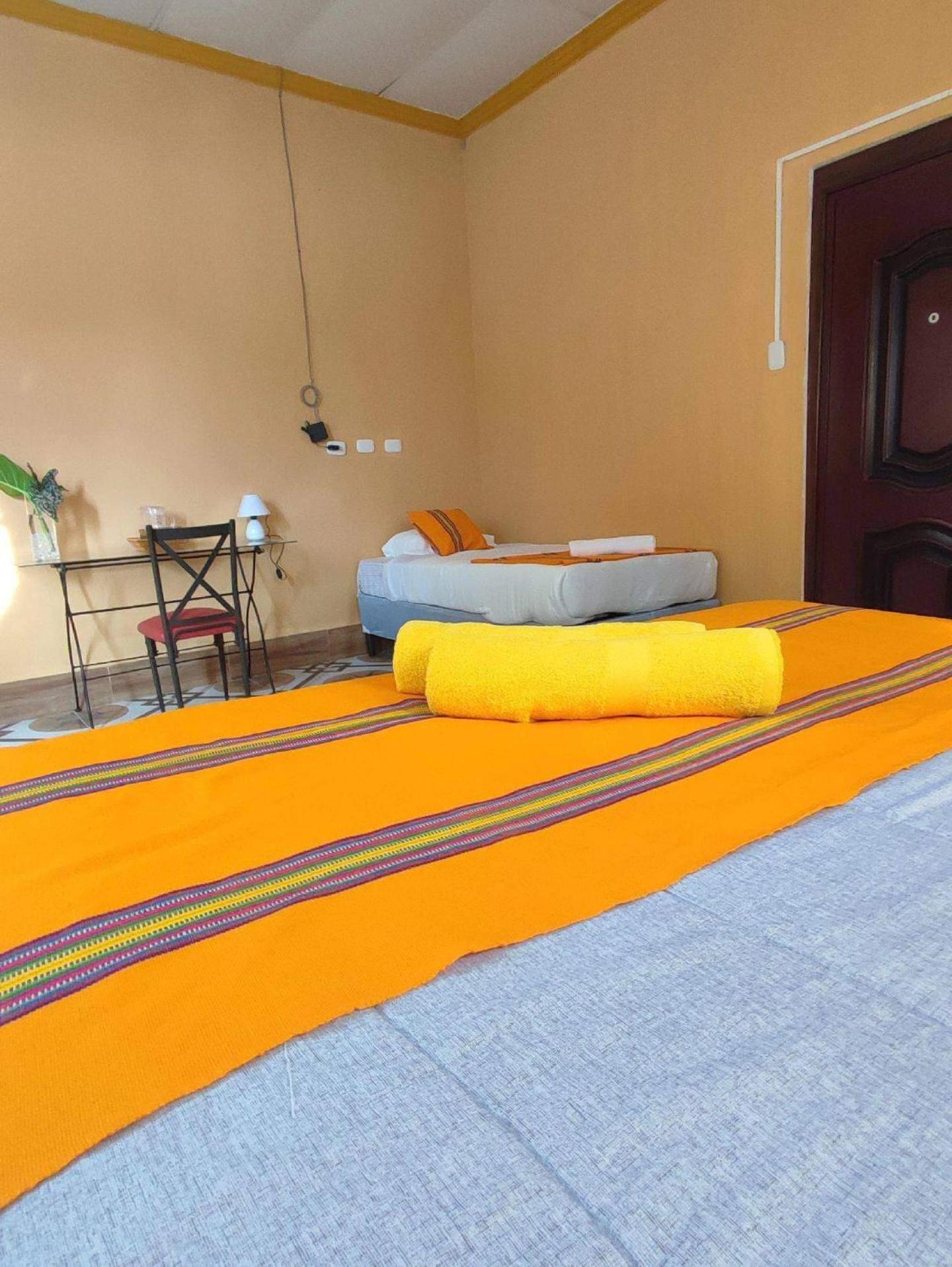 La Casa Colorada Hostel San Benito ภายนอก รูปภาพ
